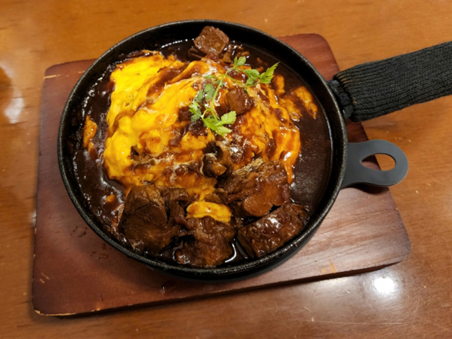 ビーフシチューのオムライス